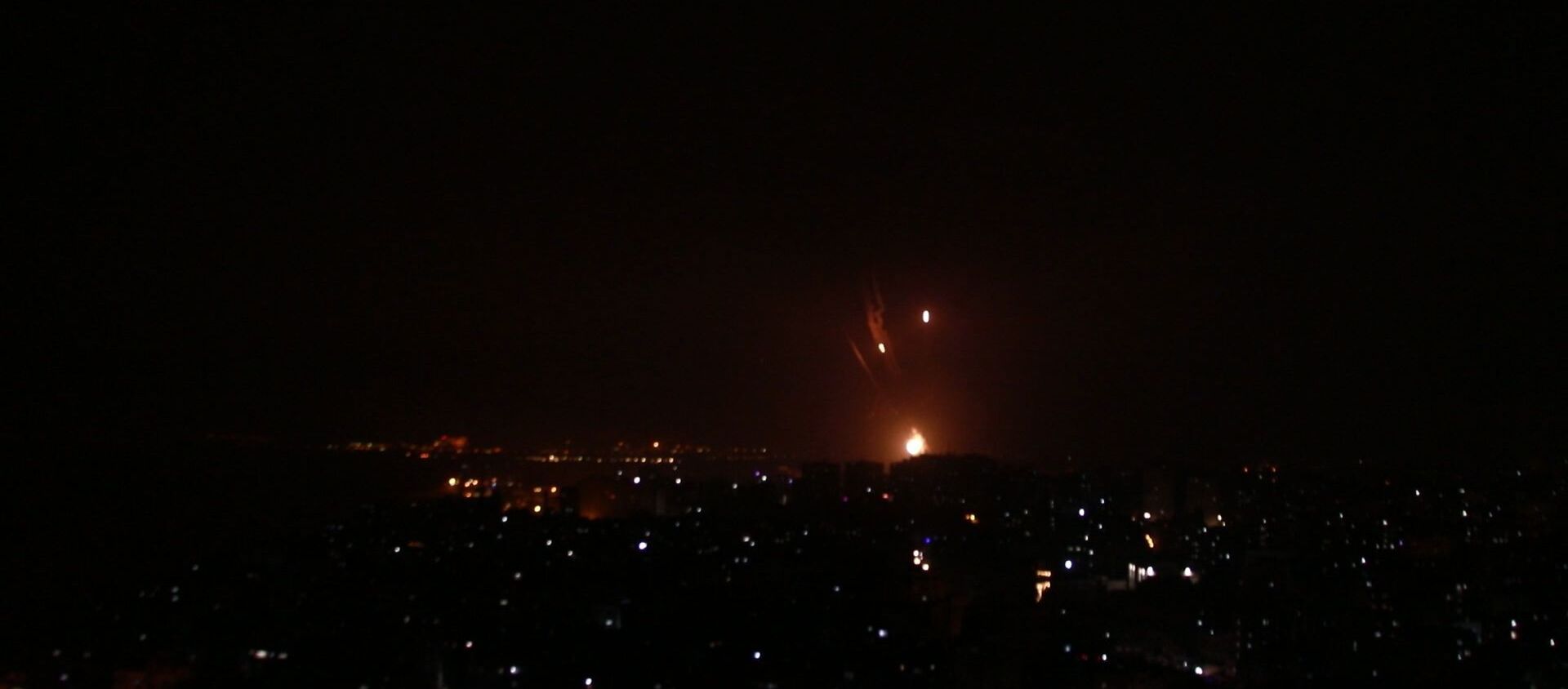 قصف إسرائيلي عنيف يضيء سماء غزة وصواريخ المقاومة لا تتوقف - سبوتنيك عربي, 1920, 11.05.2021