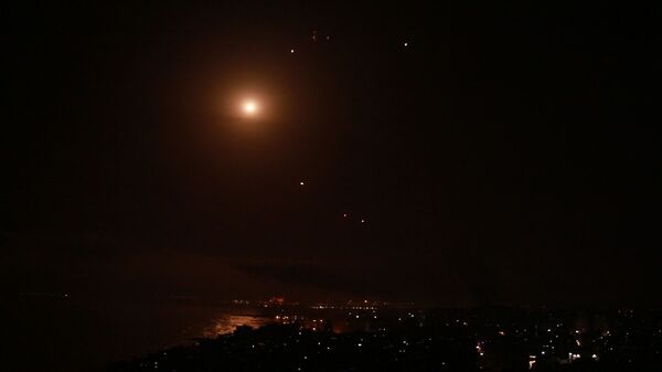 قصف إسرائيلي عنيف يضيء سماء غزة وصواريخ المقاومة لا تتوقف - سبوتنيك عربي