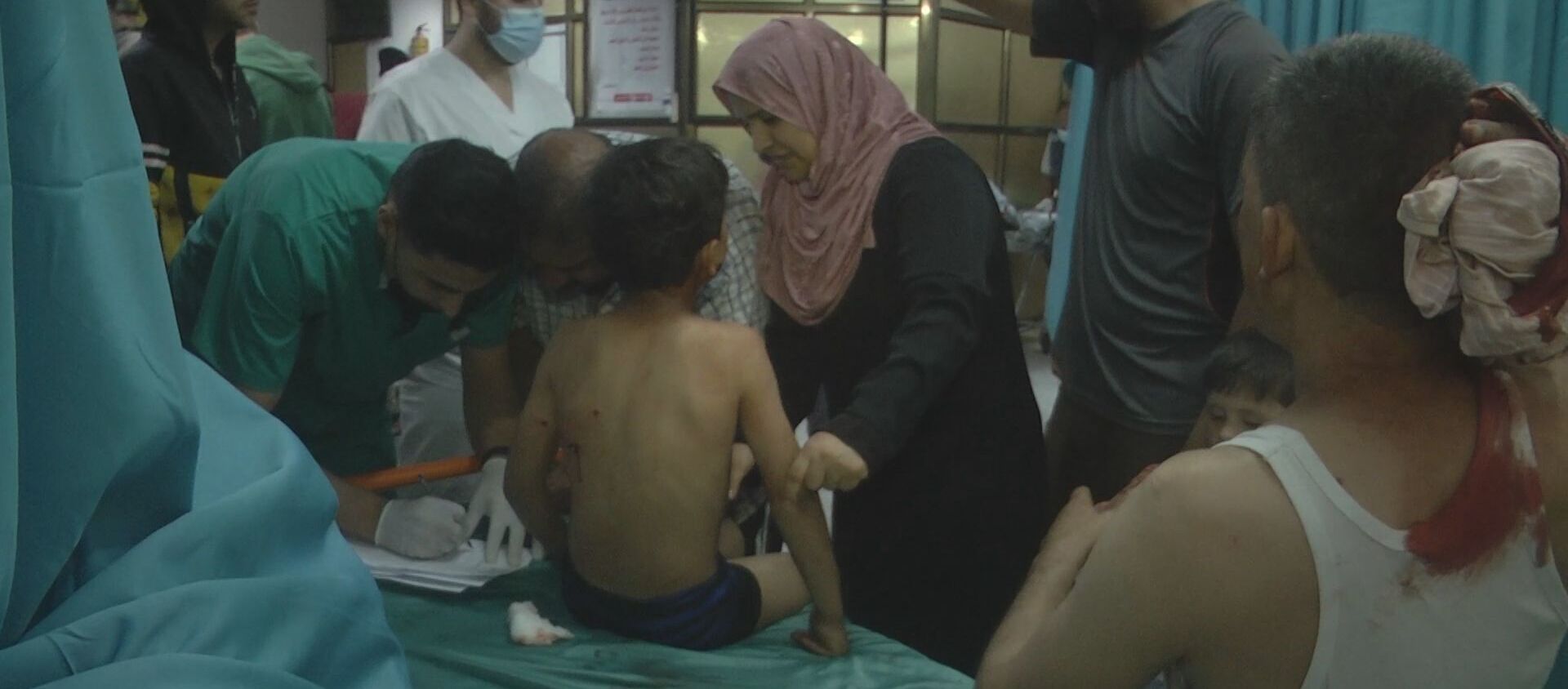 إصابة أطفال في قصف إسرائيلي عنيف يضيء سماء غزة  - سبوتنيك عربي, 1920, 16.05.2021