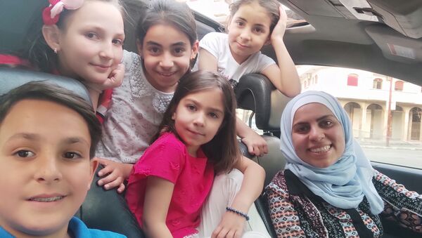 الشابة السورية آلاء الطرشة تحول منشور فيسبوك إلى مبادرة خيرية في حمص، سوريا 11 مايو 2021 - سبوتنيك عربي