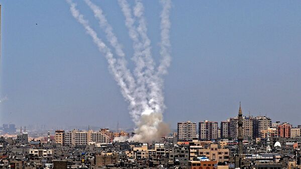 اطلاق المقاومة الفلسطينية الصواريخ من قطاع غزة باتجاه أراضي غلاف غزة، فلسطين 11 مايو 2021 - سبوتنيك عربي