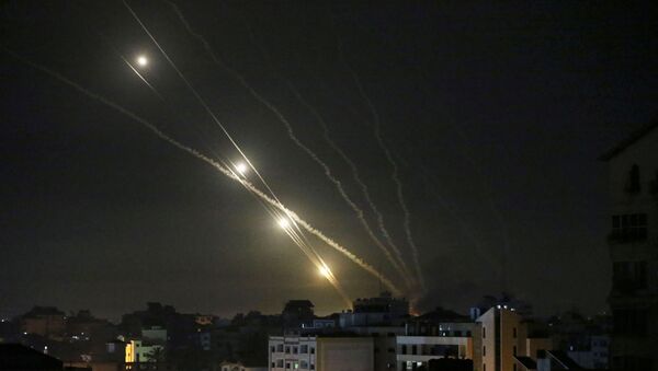 اطلاق المقاومة الفلسطينية الصواريخ من قطاع غزة باتجاه أراضي غلاف غزة، فلسطين ليل 12 مايو 2021 - سبوتنيك عربي