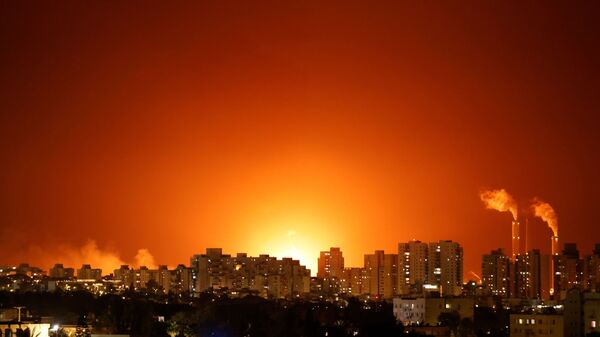 سقوط صاروخ، أطلق من قطاع غزة يتسبب بأضرار ضخمة في خزان الوقود التابع لمحطة الكهرباء الواصلة بين مدينتي عسقلان وإيلات، إسرائيل ليل 12 مايو 2021 - سبوتنيك عربي
