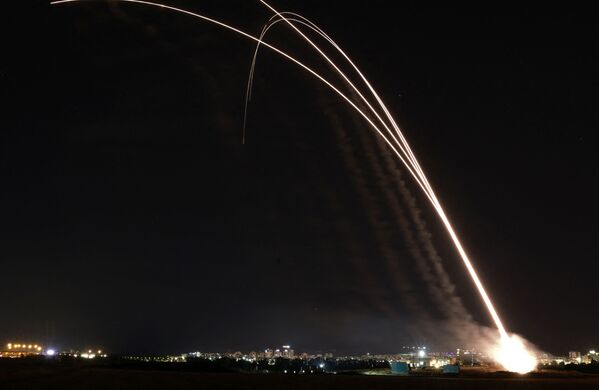  القبة الحديدية تتصدى صواريخ المقاومة الفلسطينية من قطاع غزة باتجاه أراضي غلاف غزة، فلسطين 11 مايو 2021 - سبوتنيك عربي