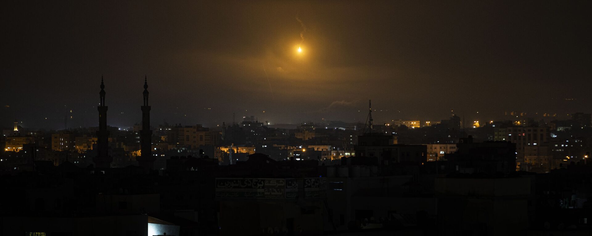 قوات الجيش الإسرائيلي يطلق فوانيس مضيئة لإنارة سماء قطاع غزة، فلسطين  11 مايو2021 - سبوتنيك عربي, 1920, 13.05.2021