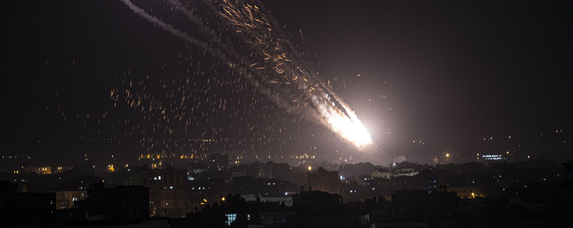 إطلاق المقاومة الفلسطينية الصواريخ من قطاع غزة باتجاه أراضي غلاف غزة، فلسطين  10 مايو2021 - سبوتنيك عربي, 1920, 13.05.2023