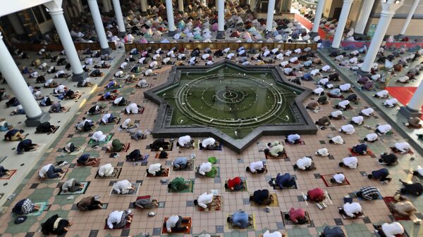 صلاة عيد الفطرفي مسجد الأكبر في سورابايا، إندونيسيا 13 مايو 2021 - سبوتنيك عربي