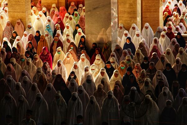 صلاة عيد الفطر في المركز الإسلامي لوكسوماوي ، إندونيسيا 13 مايو 2021 - سبوتنيك عربي