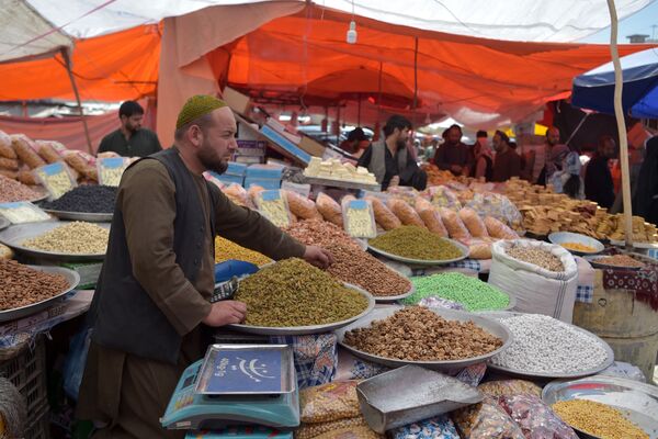بائع الفواكه المجففة والمكسرات والحلويات قبيل عيد الفطر في مدينة كابول، أفغانستان 12 مايو 2021 - سبوتنيك عربي