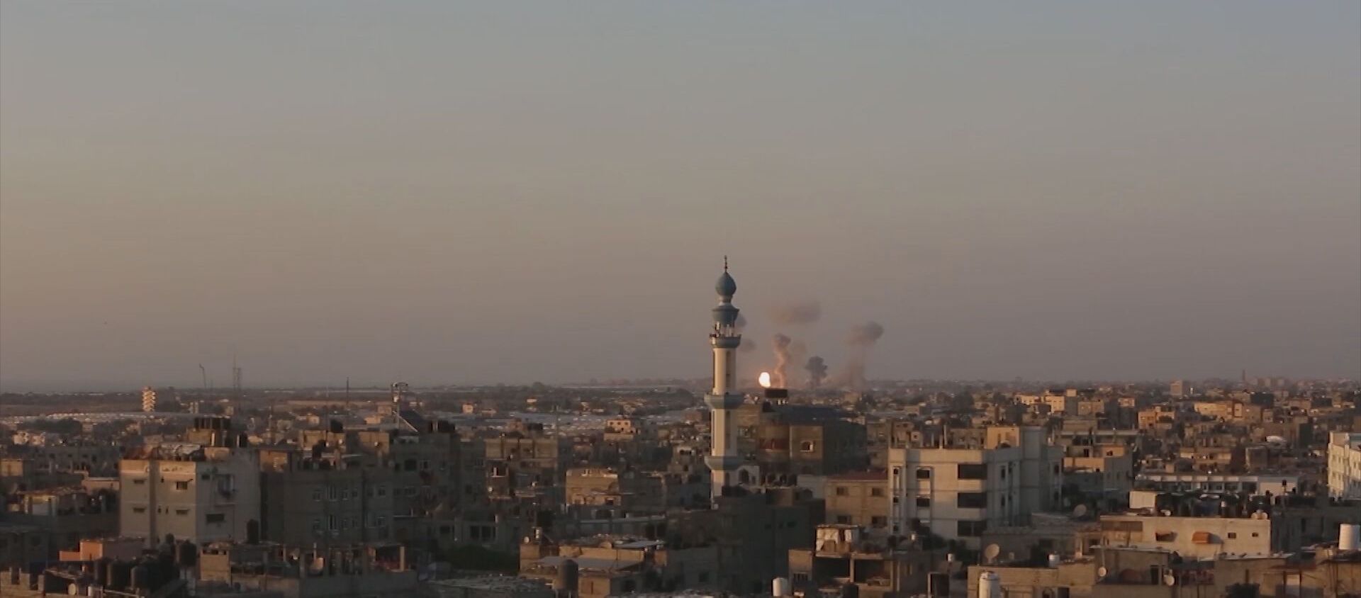قصف الطيران الحربي الإسرائيلي على عدة مناطق في مدينة غزة، فجر 13 مايو 2021 - سبوتنيك عربي, 1920, 03.07.2021