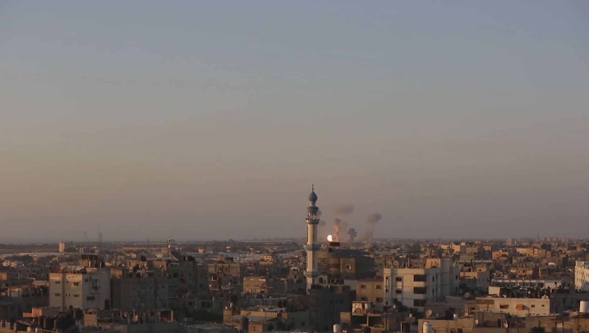 قصف الطيران الحربي الإسرائيلي على عدة مناطق في مدينة غزة، فجر 13 مايو 2021 - سبوتنيك عربي, 1920, 03.07.2021
