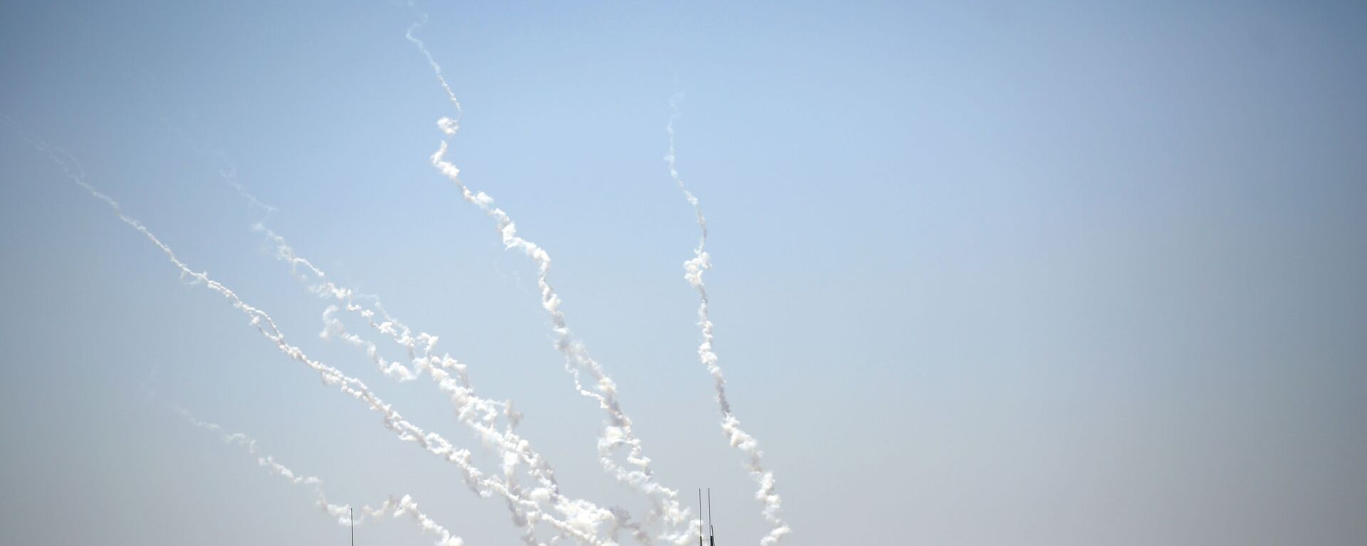إطلاق رشقات جديدة من صواريخ المقاومة الفلسطينية من قطاع غزة، فلسطين 13 مايو 2021 - سبوتنيك عربي, 1920, 15.05.2021