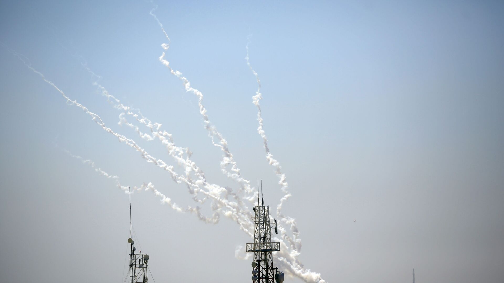 إطلاق رشقات جديدة من صواريخ المقاومة الفلسطينية من قطاع غزة، فلسطين 13 مايو 2021 - سبوتنيك عربي, 1920, 17.05.2021