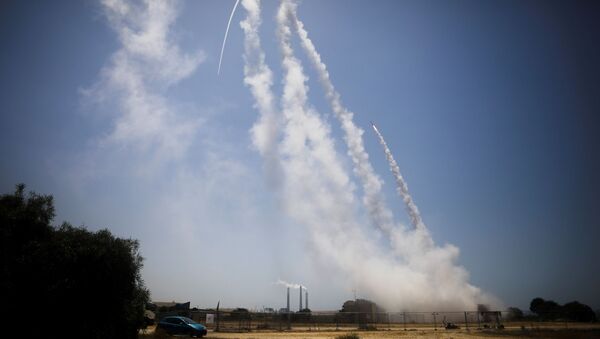 القبة الحديدية تتصدى صواريخ المقاومة الفلسطينية من قطاع غزة باتجاه أراضي غلاف غزة، فلسطين 13مايو 2021 - سبوتنيك عربي