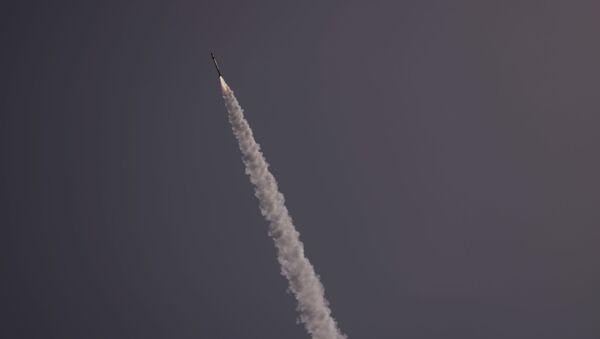 القبة الحديدية تتصدى صواريخ المقاومة الفلسطينية من قطاع غزة باتجاه أراضي غلاف غزة، فلسطين 12 مايو 2021 - سبوتنيك عربي