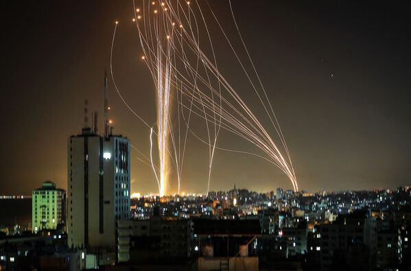 إطلاق المقاومة الفلسطينية الصواريخ من قطاع غزة باتجاه مدينة تل أبيب رداً على قصف برج مكون من 12 طابق في مدينة غزة، فلسطين 11 مايو2021 - سبوتنيك عربي