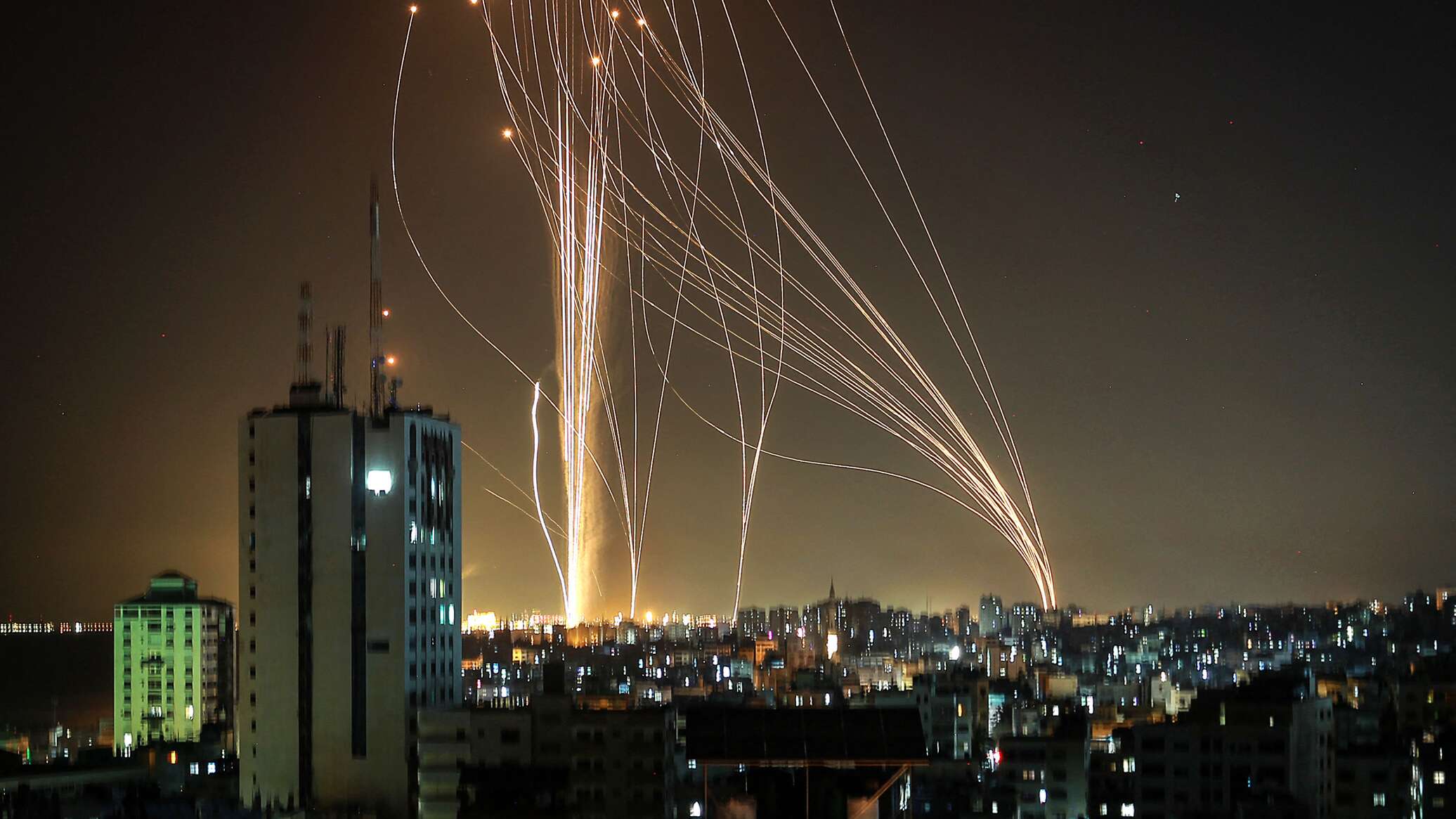طائرة إسرائيلية تهبط وسط وابل من الصواريخ في مطار بن غوريون... فيديو