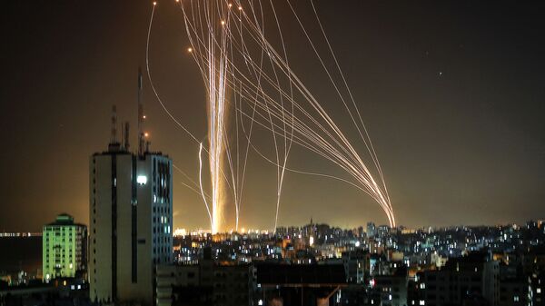 إطلاق المقاومة الفلسطينية الصواريخ من قطاع غزة باتجاه مدينة تل أبيب رداً على قصف برج مكون من 12 طابق في مدينة غزة، فلسطين 11 مايو2021 - سبوتنيك عربي