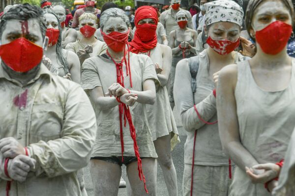 المشاركون في فعالية احتجاجية ضد سياسة الحكومة الكوولمية العنيفة التي أسفرت عن مقتل 42 متظاهر منذ 28 أبريل الماضي في ميديلين، كولومبيا 12 مايو 2021 - سبوتنيك عربي