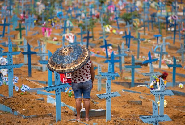 امرأة في مقبرة نوسا سينهورا أباريسيدا في عيد الأم في ماناوس، أمازوناس، البرازيل، 9 مايو 2021 - سبوتنيك عربي