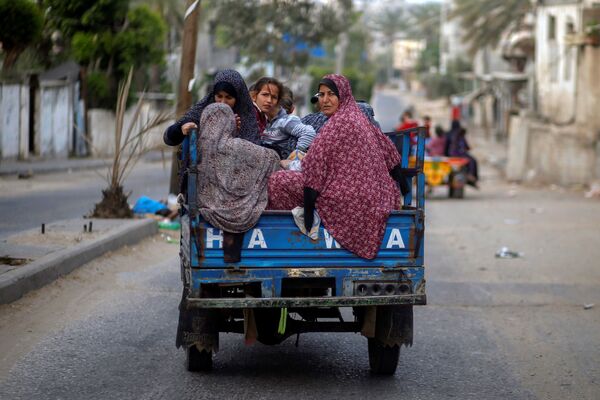 فلسطينيون يخلون منازلهم بعد اشتداد قصف المدافع والطيران الحربي الإسرائيلي في شمال قطاع غزة، فلسطين 14 مايو 2021 - سبوتنيك عربي