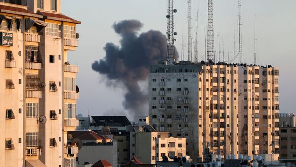 أدخنة تتصاعد من موقع قصف الطيران الحربي الإسرائيلي في مدينة غزة، فلسطين 13 مايو 2021 - سبوتنيك عربي