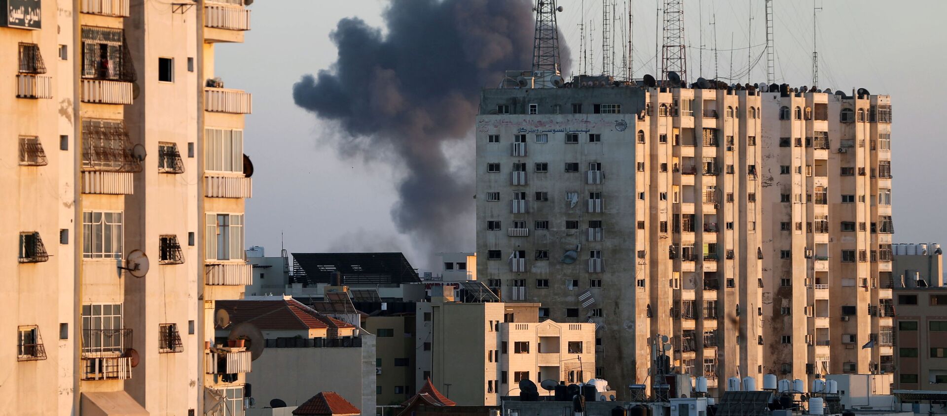 أدخنة تتصاعد من موقع قصف الطيران الحربي الإسرائيلي في مدينة غزة، فلسطين 13 مايو 2021 - سبوتنيك عربي, 1920, 22.05.2021