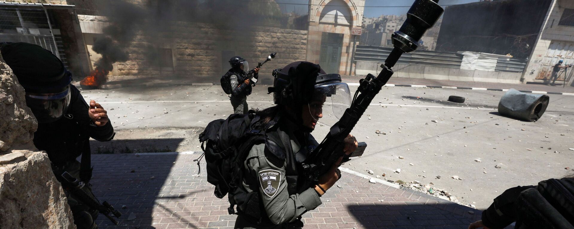 مواجهات بين الشبان الفلسطينيين وقوات الشرطة الإسرائيلية في الخليل، الضفة الغربية، فلسطين 14 مايو 2021 - سبوتنيك عربي, 1920, 30.03.2022