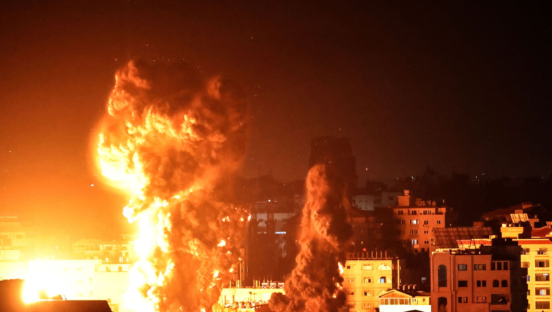 إسرائيل تشن غارات عنيفة على قطاع غزة وانقطاع التيار الكهربائي جراء القصف.. صور - سبوتنيك عربي, 1920, 17.05.2021