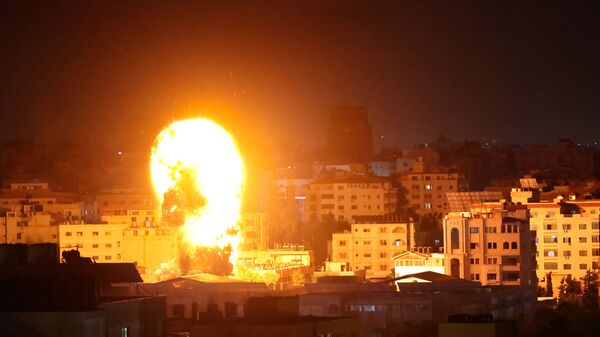 الجيش الإسرائيلي يشن غارات عنيفة على قطاع غزة 17 مايو 2021 - سبوتنيك عربي