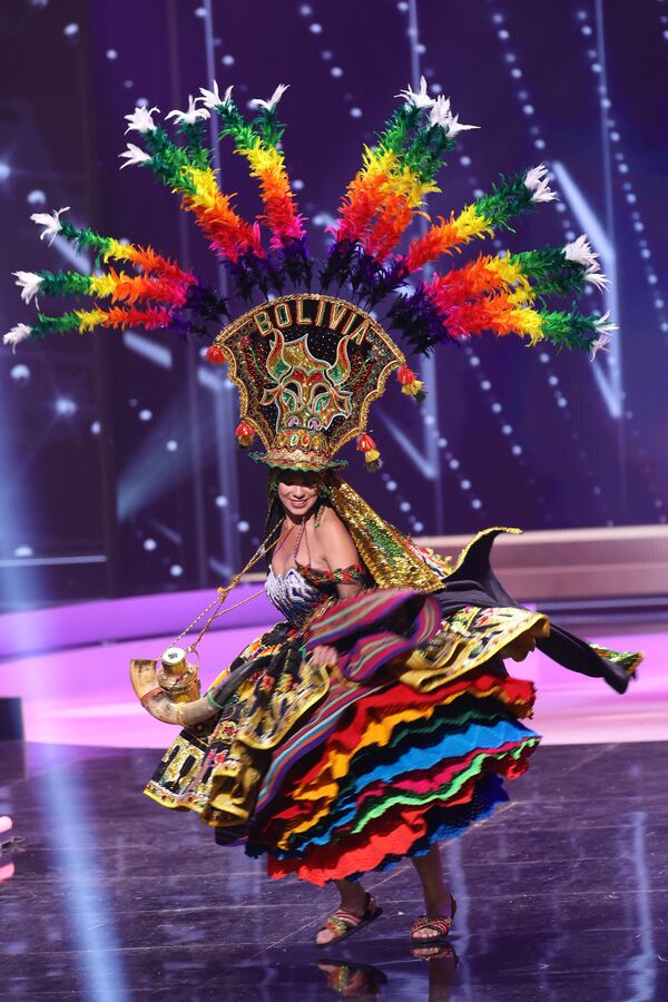 ممثلة بوليفيا لينكا نيمير، خلال فقرة الزي التقليدي في مسابقة ملكة جمال الكون 2021،  13 مايو 2021 - سبوتنيك عربي