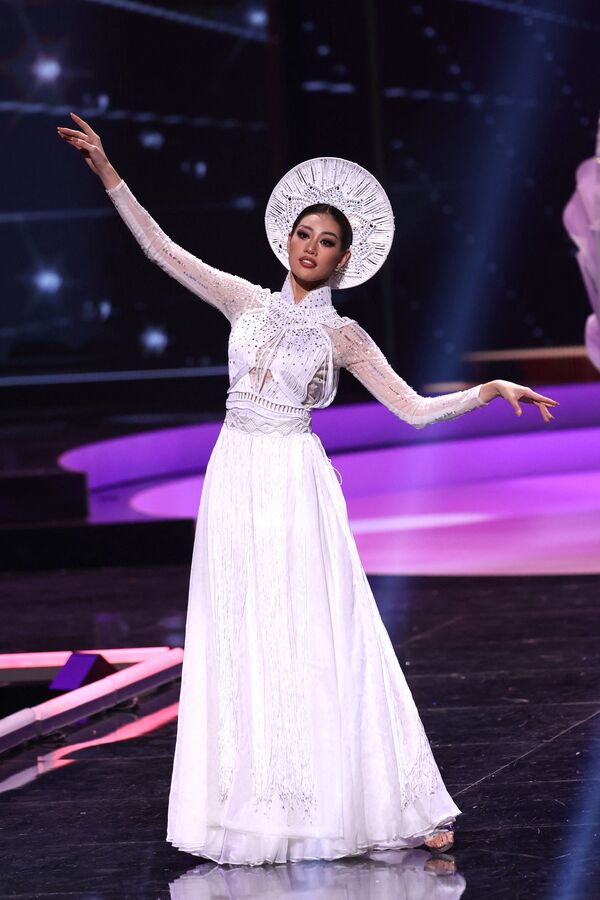 ممثلة فيتنام نغوين تران خان فان، خلال فقرة الزي التقليدي في مسابقة ملكة جمال الكون 2021،  13 مايو 2021 - سبوتنيك عربي