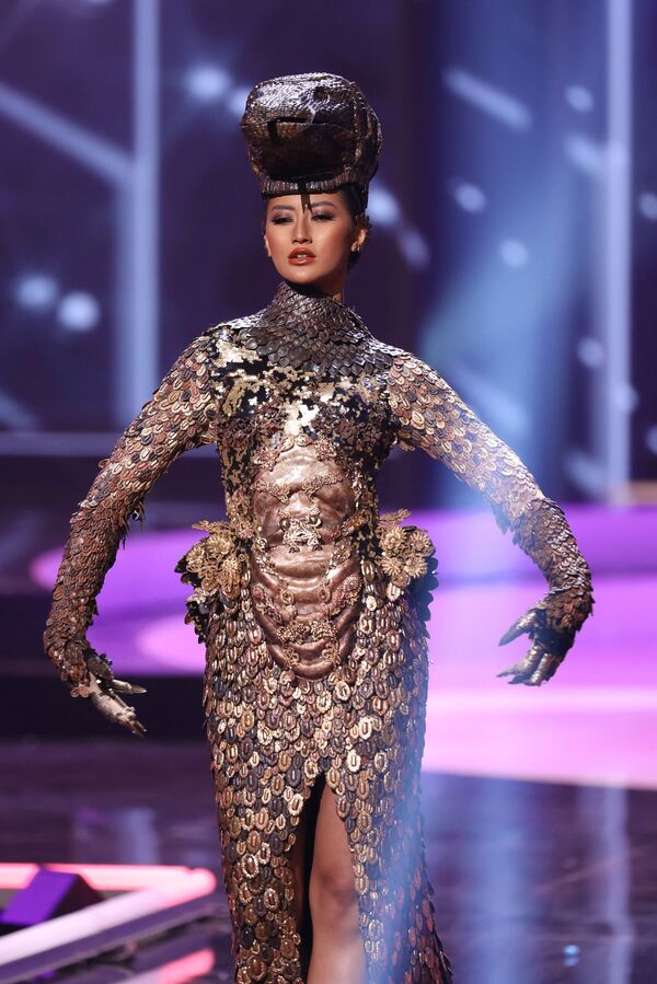 ممثلة إندونيسيا آيو ماوليدا بوتري، خلال فقرة الزي التقليدي في مسابقة ملكة جمال الكون 2021،  13 مايو 2021 - سبوتنيك عربي
