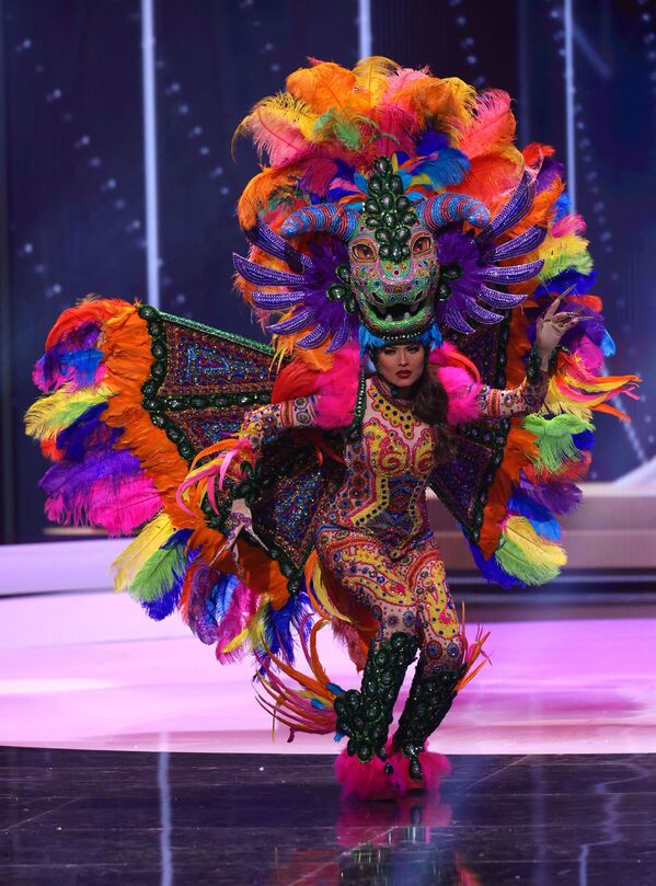 ممثلة المكسيك أندريا ميزا، خلال فقرة الزي التقليدي في مسابقة ملكة جمال الكون 2021،  13 مايو 2021 - سبوتنيك عربي