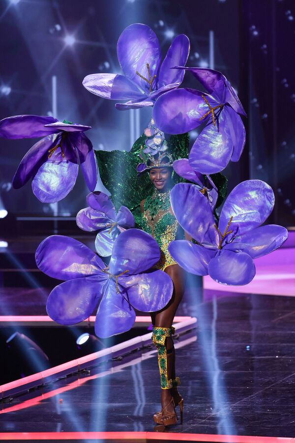 ممثلة جامايكا ميكيل-سيمون ويليامز، خلال فقرة الزي التقليدي في مسابقة ملكة جمال الكون 2021،  13 مايو 2021 - سبوتنيك عربي