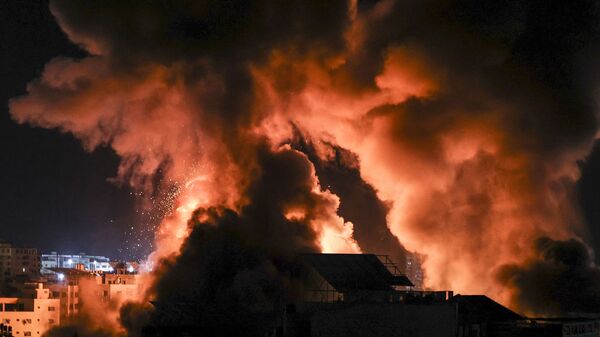 انفجارات متتالية تهز مدينة غزة والطائرات الإسرائيلية الحربية تدمر مبنى غرب جامعة الأزهر - سبوتنيك عربي