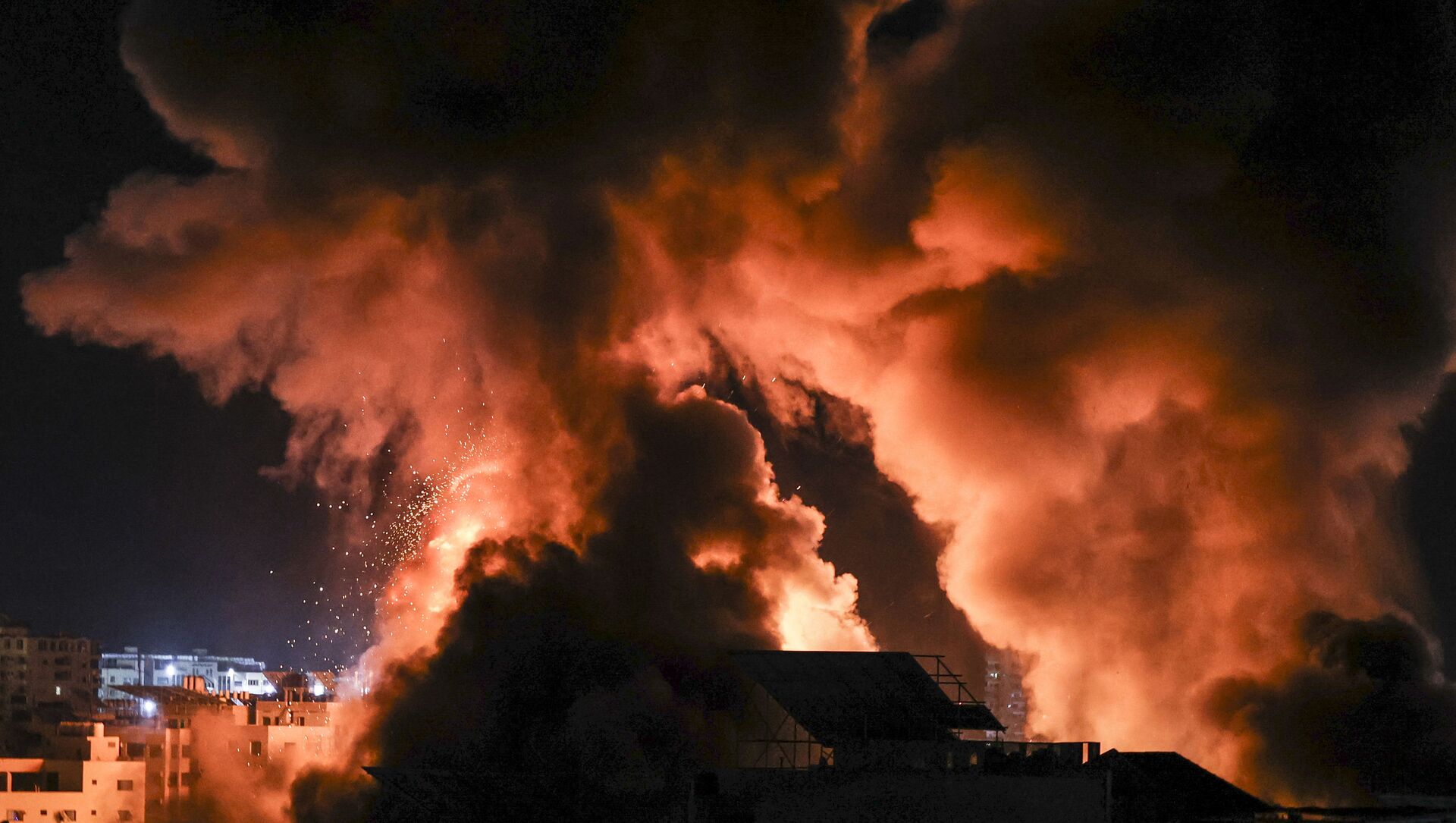 انفجارات متتالية تهز مدينة غزة والطائرات الإسرائيلية الحربية تدمر مبنى غرب جامعة الأزهر - سبوتنيك عربي, 1920, 20.05.2021