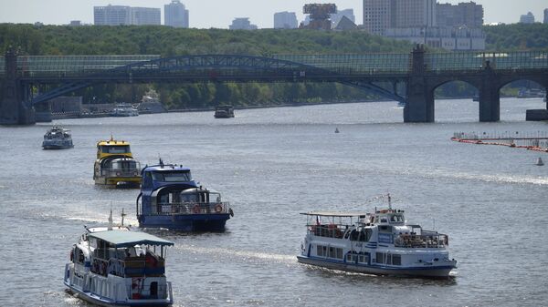 قوارب سياحية على نهر موسكو وسط مدينة موسكو، روسيا 17 مايو 2021 - سبوتنيك عربي