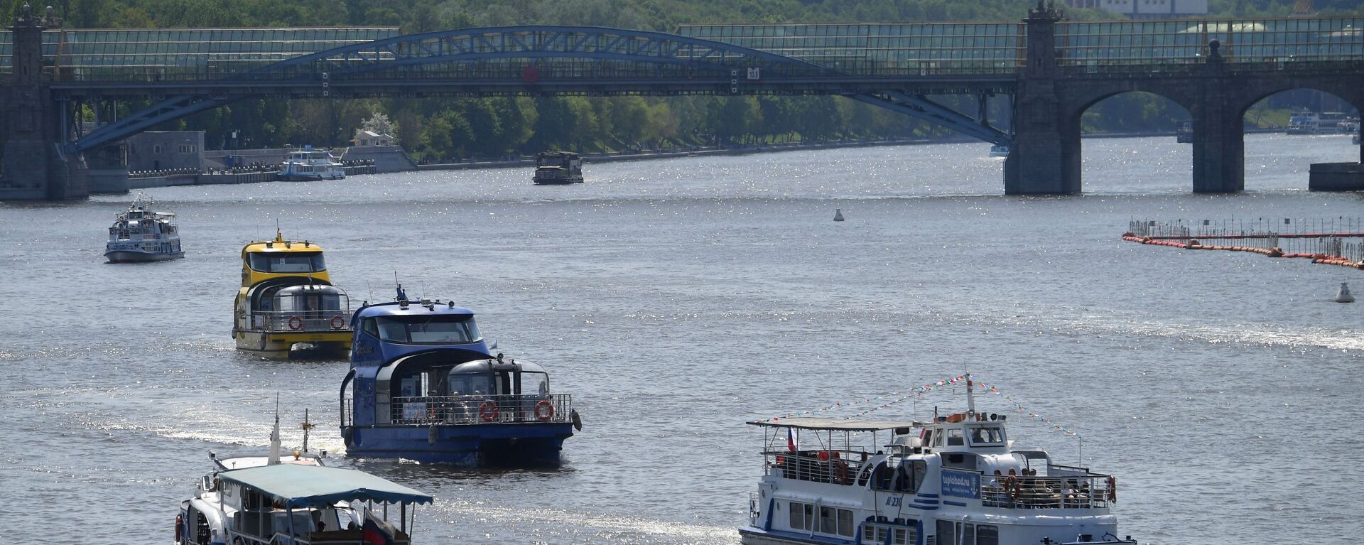 قوارب سياحية على نهر موسكو وسط مدينة موسكو، روسيا 17 مايو 2021 - سبوتنيك عربي, 1920, 26.02.2022