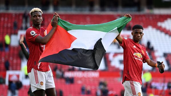بول بوغبا وإماد ديالو يرفعان علم فلسطين في مباراة مانشستر يونايتد - سبوتنيك عربي