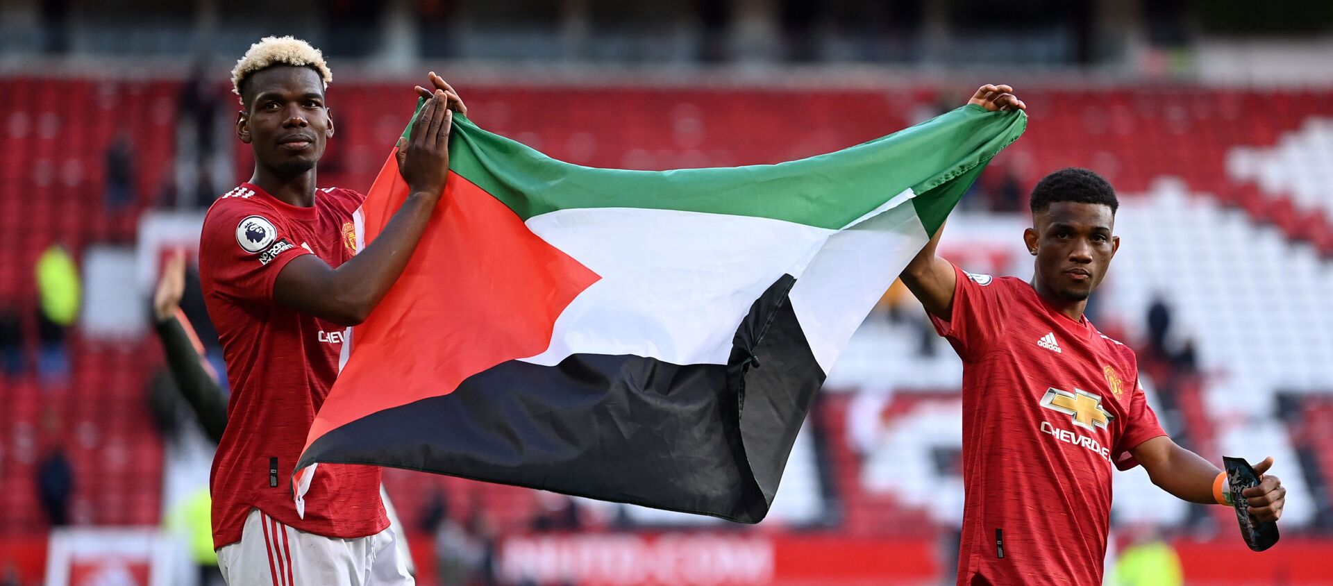 بول بوغبا وإماد ديالو يرفعان علم فلسطين في مباراة مانشستر يونايتد - سبوتنيك عربي, 1920, 18.05.2021