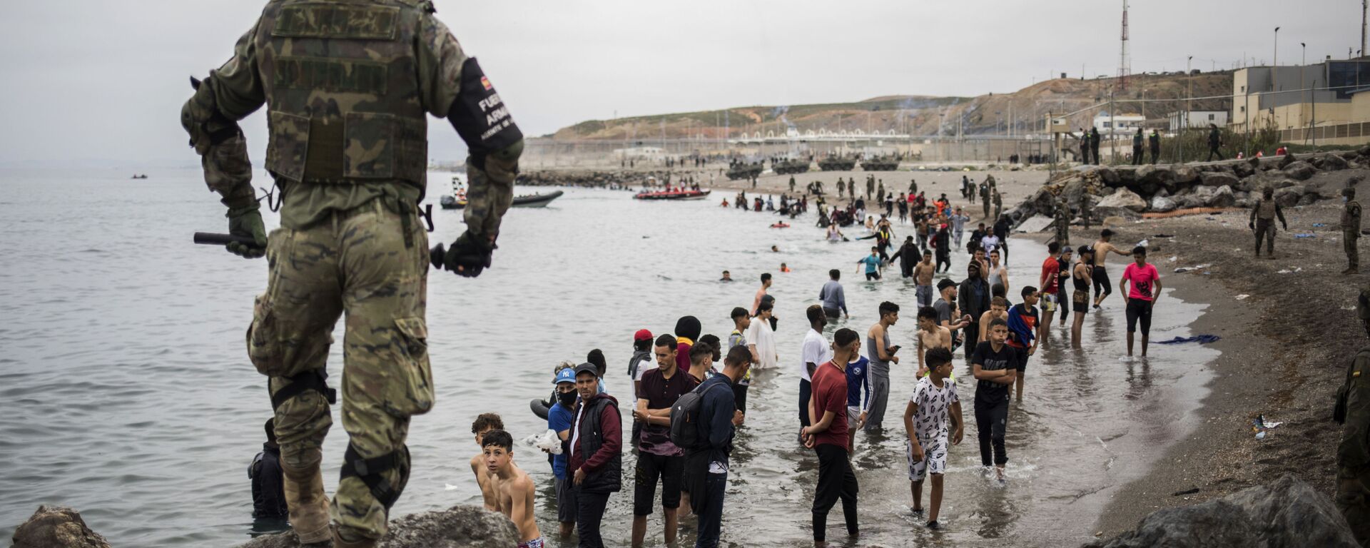 محاولة الآلاف من المهاجرين الوصول إلى جيب سبتة الإسبانية، الواقع شمال المغرب، 18 مايو 2021 - سبوتنيك عربي, 1920, 01.06.2021