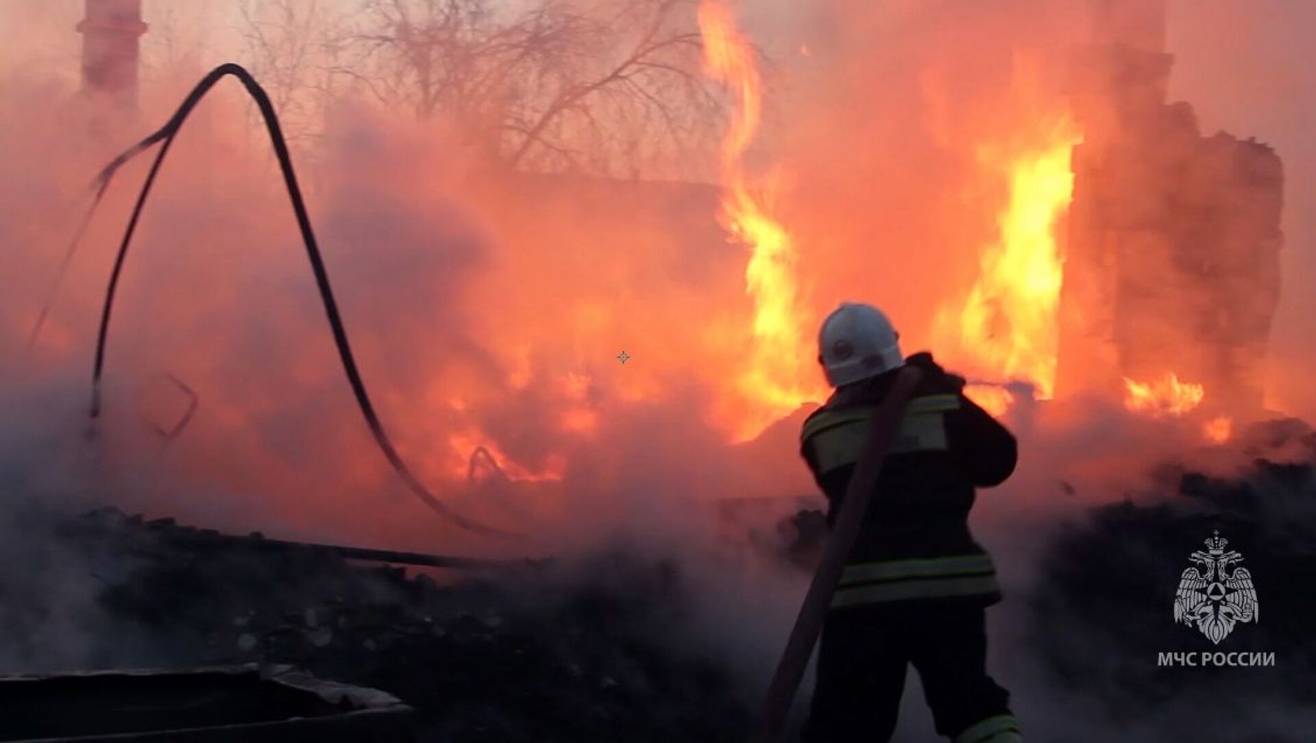 إطفاء حرائق الغابات في بلدة دالني في إقليم إركوتسك، روسيا 20 مايو 2021 - سبوتنيك عربي, 1920, 17.07.2021