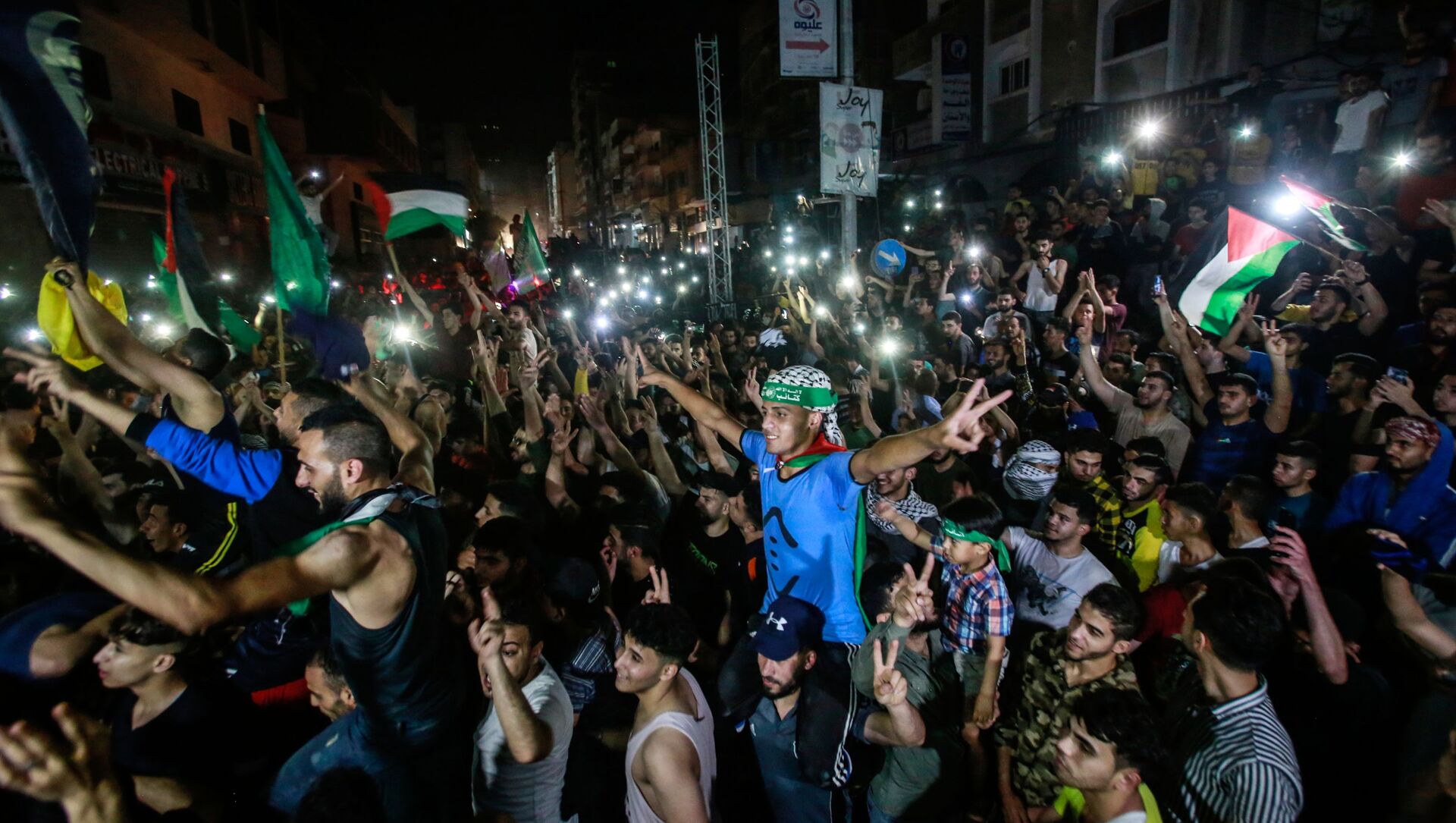خروج المئات من أهالي قطاع غزة إلى الشوارع احتفالاً بوقف إطلاق النار، الساعة الثانية فجر الجمعة، فلسطين 21 مايو 2021 - سبوتنيك عربي, 1920, 21.05.2021