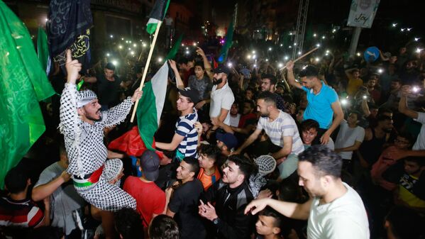خروج المئات من أهالي قطاع غزة إلى الشوارع احتفالاً بوقف إطلاق النار، الساعة الثانية فجر الجمعة، فلسطين 21 مايو 2021 - سبوتنيك عربي
