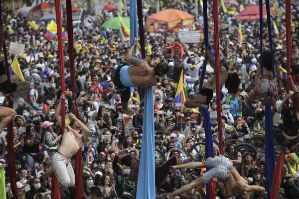 فنانون يؤدون عرضًا ضمن مشاركتهم في فعالية احتجاجية ضد حكومة الرئيس الكولومبي إيفان دوكي، في بوغوتا في 15 مايو 2021 - سبوتنيك عربي