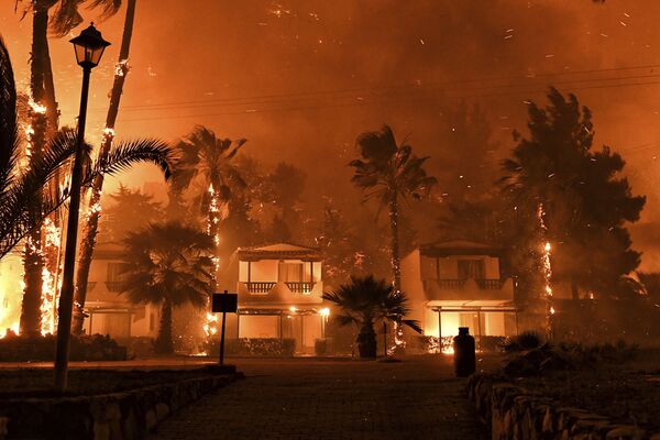 حريق غابات هائل في قرية شيناس بالقرب من كورينث في اليونان، 19 مايو 2021 - سبوتنيك عربي