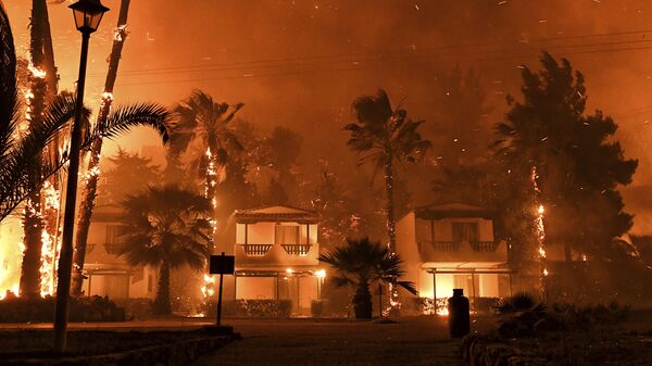 حريق غابات هائل في قرية شيناس بالقرب من كورينث في اليونان، 19 مايو 2021 - سبوتنيك عربي