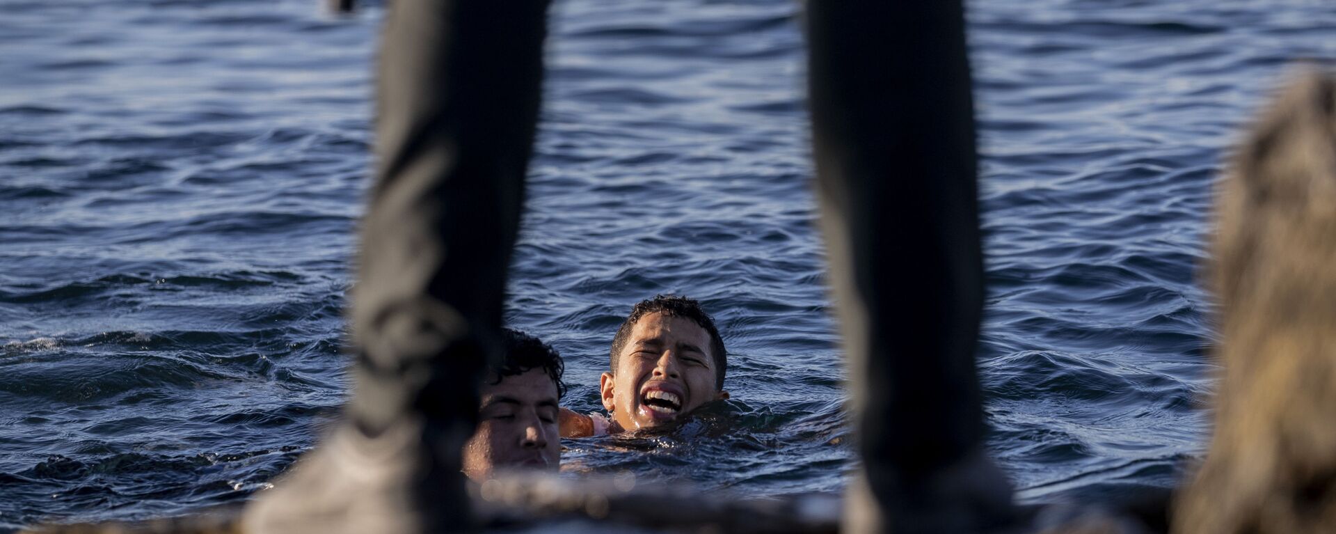 محاولة الآلاف من المهاجرين الوصول إلى جيب سبتة الإسبانية، الواقع شمال المغرب، 19 مايو 2021 - سبوتنيك عربي, 1920, 29.05.2021