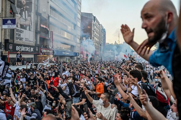 أنصار نادي بشكتاش يحتفلون بالفوز بالدوري التركي الممتاز في اسطنبول، تركيا 19 مايو 2021 - سبوتنيك عربي